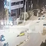 Σοκαριστικό βίντεο από το τροχαίο στη Βούλα: Η στιγμή που το IX συγκρούεται με το ταξί