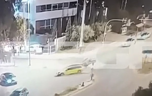 Σοκαριστικό βίντεο από το τροχαίο στη Βούλα: Η στιγμή που το IX συγκρούεται με το ταξί