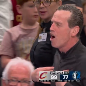 Απίστευτο σκηνικό στο NBA: Παίκτες των Μάβερικς πήγαν να σκοράρουν στο… λάθος καλάθι λόγω διαιτητικού λάθους (vid)