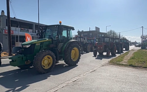 Αγρότες με τρακτέρ στη Λάρισα έξω από τον χώρο του Προσυνεδρίου της ΝΔ – Δέχθηκε να δει αντιπροσωπεία τους ο πρωθυπουργός