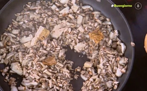 Ο Δημήτρης Σκαρμούτσος ετοιμάζει ματσάτα μπολονέζ μανιταριών