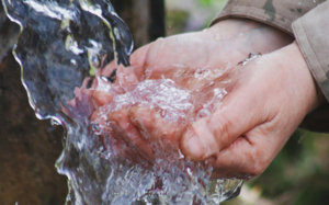 Δωρεάν νερό: Ποιοι το δικαιούνται και πώς το παίρνουν