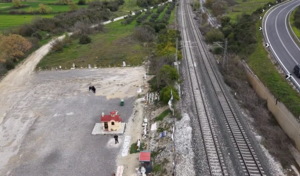 Τέμπη: Ένας βωμός δίπλα στις γραμμές – Το προσκύνημα στο «σημείο μηδέν» λίγο πριν τη δίκη