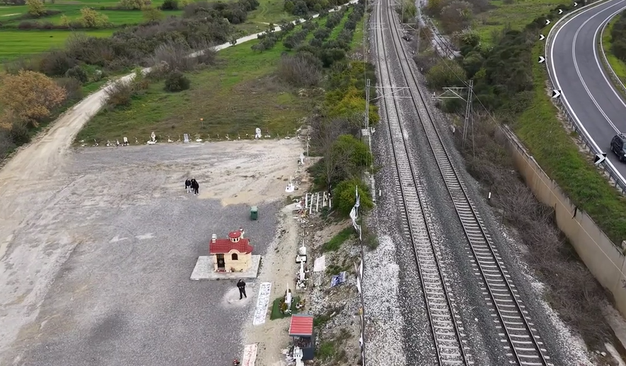 Τέμπη: Ένας βωμός δίπλα στις γραμμές – Το προσκύνημα στο «σημείο μηδέν» λίγο πριν τη δίκη