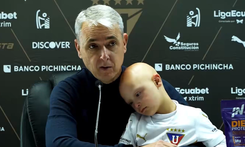 Σπουδαίο μήνυμα από Βραζιλιάνο προπονητή – Με τον γιο του στη συνέντευξη για την Παγκόσμια Ημέρα Συνδρόμου Down: «Είμαστε όλοι ίσοι»