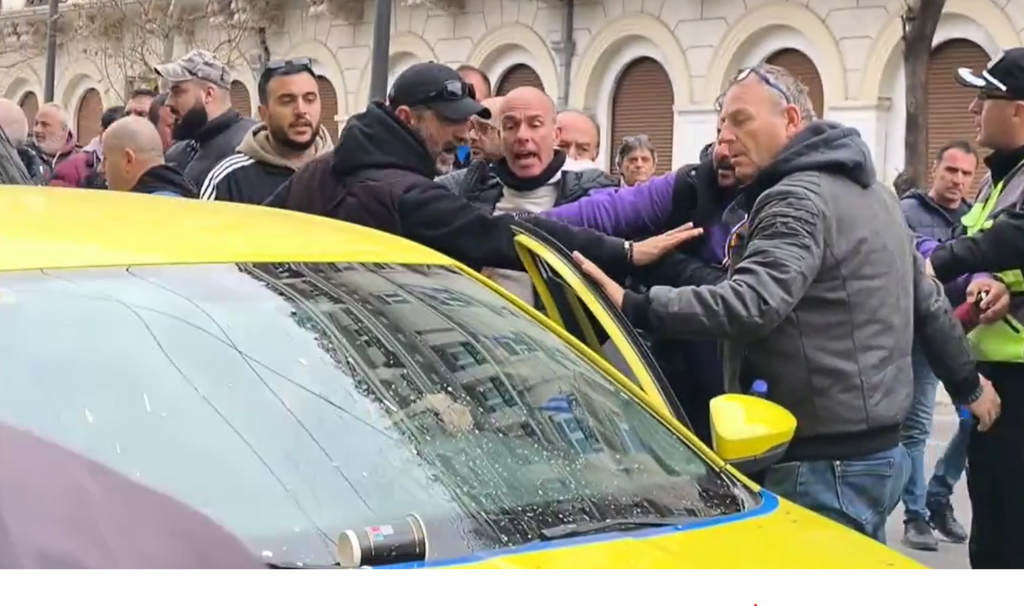 Ταξί: Μεγάλη ένταση στο Σύνταγμα ανάμεσα σε απεργούς και οδηγούς που απέχουν
