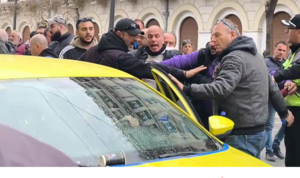 Ταξί: Μεγάλη ένταση στο Σύνταγμα ανάμεσα σε απεργούς και οδηγούς που απέχουν