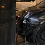 Τροχαίο στη Σόλωνος: Αυτοκίνητο «καρφώθηκε» σε καφετέρια – Ένας τραυματίας