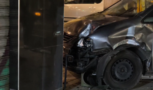 Τροχαίο στη Σόλωνος: Αυτοκίνητο «καρφώθηκε» σε καφετέρια – Ένας τραυματίας