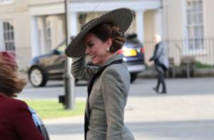 Κέιτ Μίντλετον αλά… Μελάνια Τραμπ: Το εντυπωσιακό καπέλο και η μάχη με τους δυνατούς ανέμους (video)