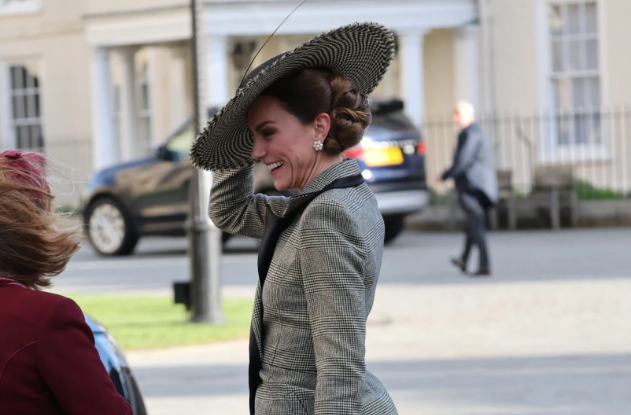 Κέιτ Μίντλετον αλά… Μελάνια Τραμπ: Το εντυπωσιακό καπέλο και η μάχη με τους δυνατούς ανέμους (video)