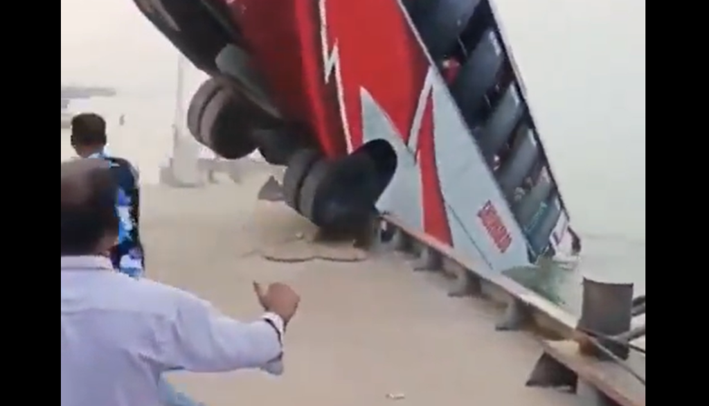 Μπαγκλαντές: Λεωφορείο πέφτει σε ποτάμι, τουλάχιστον 24 νεκροί – Σοκαριστικά πλάνα από τη στιγμή της πτώσης (βίντεο)