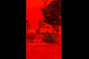 Απίστευτο φαινόμενο στην Αυστραλία: Ο ουρανός στα κόκκινα