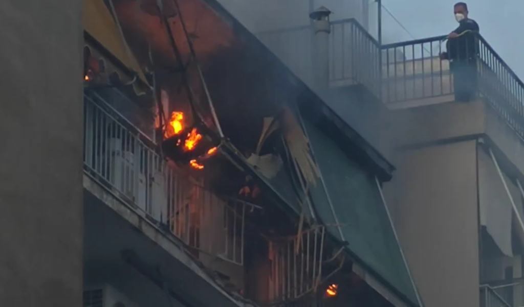 Γκύζη: Μεγάλη φωτιά σε διαμέρισμα μετά από έκρηξη – Πού έχει διακοπεί η κυκλοφορία