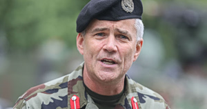 Σον Κλάνσι: «Ολοι θέλουν αποκλιμάκωση» – Τι είπε ο πτέραρχος της ΕΕ στα «ΝΕΑ» για την κρίση στη Μέση Ανατολή