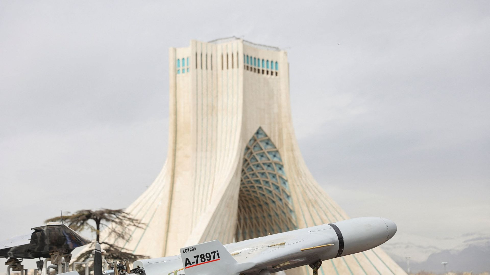 Drone Shahed: Έ&tau;&sigma;&iota; &lambda;&epsilon;&iota;&tau;&omicron;&upsilon;&rho;&gamma;&omicron;ύ&nu; &kappa;&alpha;&iota; &alpha;&lambda;&lambda;ά&zeta;&omicron;&upsilon;&nu; &tau;&omicron; &pi;&epsilon;&delta;ί&omicron; &mu;ά&chi;&eta;&sigmaf;