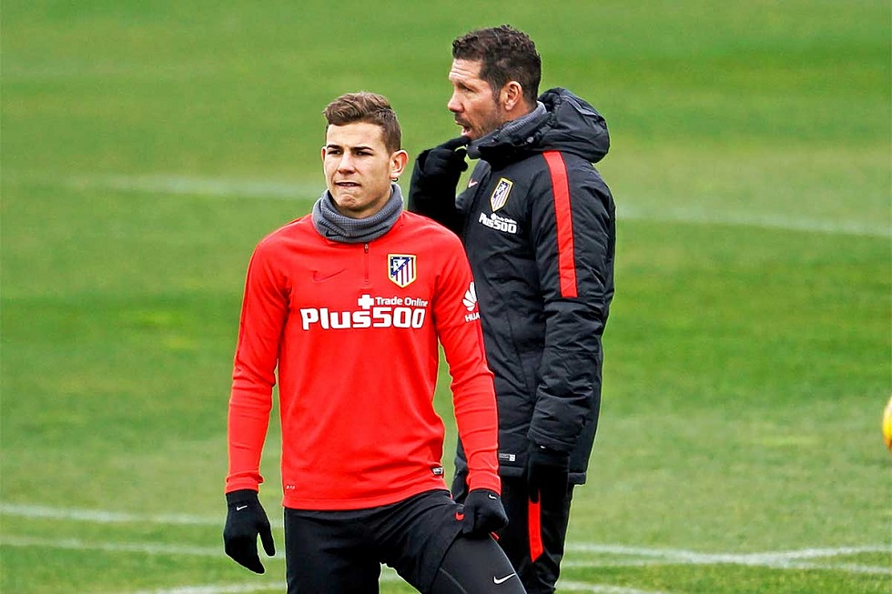 Απίθανο θέαμα στο σπίτι του Λούκας Ερνάντεζ: Γορίλας σηκώνει το Παγκόσμιο Κύπελλο