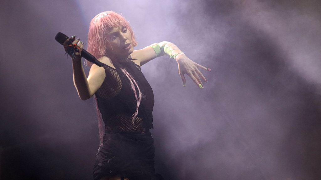 Η Τάμτα έκανε μια εμφάνιση – έκπληξη με τον Σάκη Ρουβά (Video)