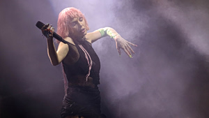 Η Τάμτα έκανε μια εμφάνιση – έκπληξη με τον Σάκη Ρουβά (Video)