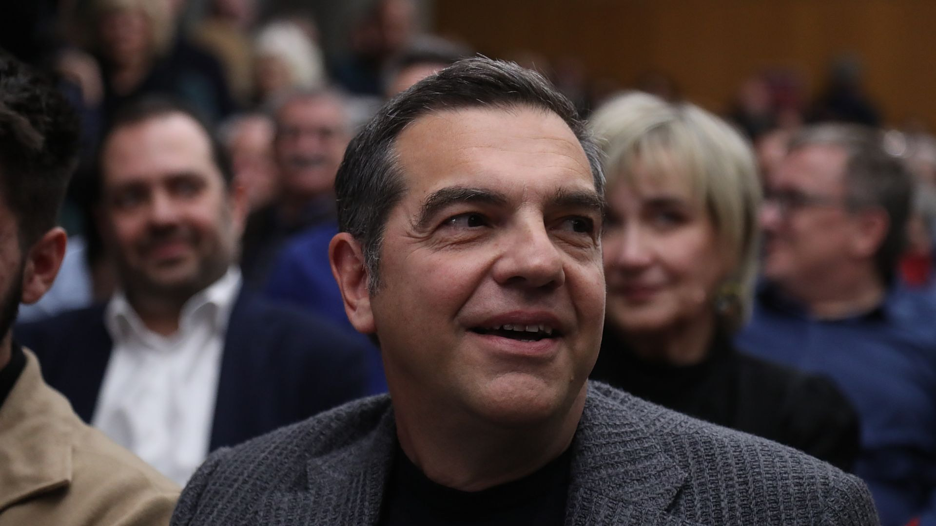 &Tau;&sigma;ί&pi;&rho;&alpha;&sigmaf; &gamma;&iota;&alpha; &delta;&iota;&epsilon;&theta;&nu;&epsilon;ί&sigmaf; &epsilon;&xi;&epsilon;&lambda;ί&xi;&epsilon;&iota;&sigmaf;: &laquo;&Mu;&pi;&alpha;ί&nu;&omicron;&upsilon;&mu;&epsilon; &sigma;&epsilon; &mu;&iota;&alpha; &nu;έ&alpha;, &pi;&omicron;&lambda;ύ &delta;ύ&sigma;&kappa;&omicron;&lambda;&eta; &pi;&epsilon;&rho;ί&omicron;&delta;&omicron;&raquo;