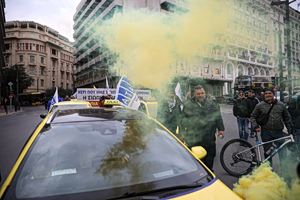 Συνεχίζεται η απεργία των οδηγών ταξί για 2η ημέρα – Με καπνογόνα και συνθήματα έφτασαν στη Βουλή