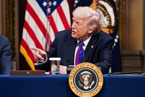 Τραμπ: Θα αποδεχθώ μόνο «άνευ όρων» παράδοση του Ιράν