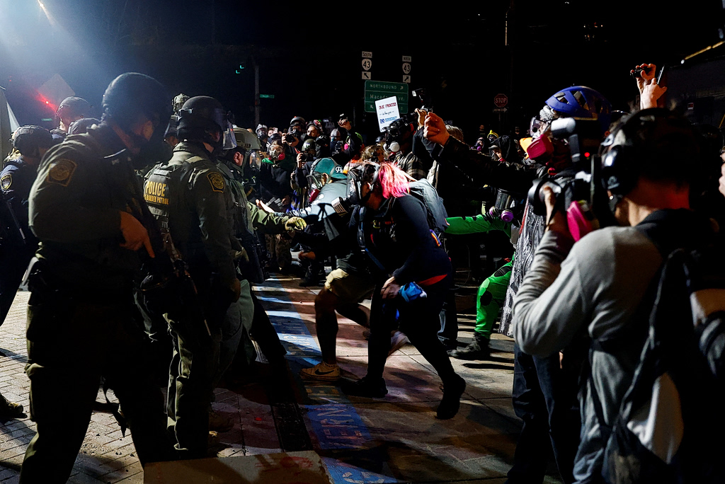 ΗΠΑ: Χιλιάδες συγκεντρώσεις σε όλη τη χώρα  – «Όχι Βασιλιάδες, Όχι ICE , Όχι Πόλεμος»