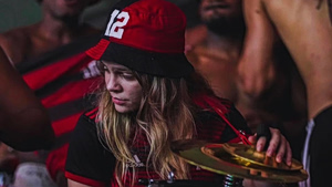 Απόλυτη συγκέντρωση στην εξέδρα: Η μικρή οπαδός που έγινε viral με το… τύμπανο της Flamengo