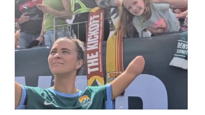 Μια στιγμή που ξεπερνά το ποδόσφαιρο: Η παίκτρια του Ντένβερ, Κάρσον Πίκετ συναντά μικρή φαν με την ίδια σπάνια ιδιαιτερότητα