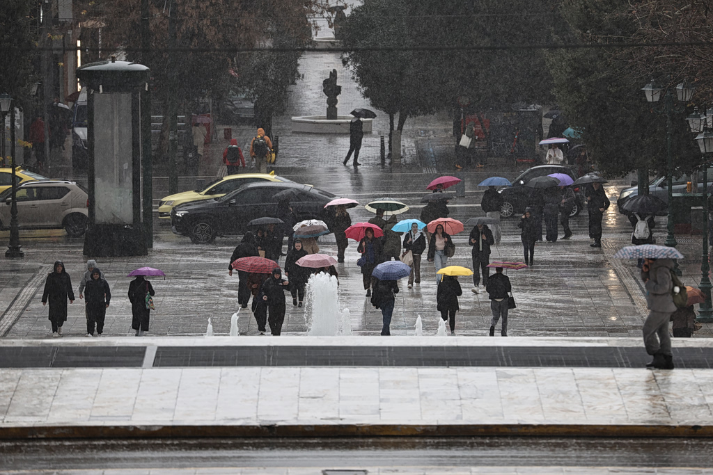 Καιρός: Χειμώνας μέσα στην άνοιξη – Βροχές διαρκείας, πτώση θερμοκρασίας και ισχυροί άνεμοι