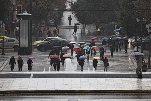 Καιρός: Χειμώνας μέσα στην άνοιξη – Βροχές διαρκείας, πτώση θερμοκρασίας και ισχυροί άνεμοι