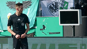 Απίστευτη σκηνή σε ματς της Γερμανίας: Έκοψαν το καλώδιο του VAR