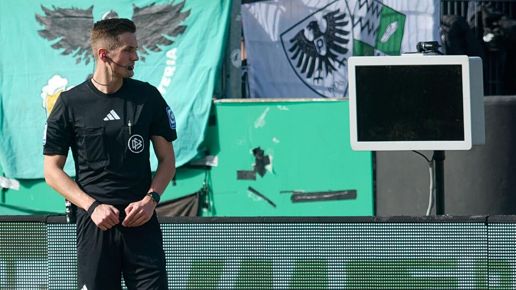 Απίστευτη σκηνή σε ματς της Γερμανίας: Έκοψαν το καλώδιο του VAR