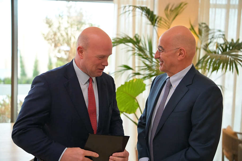 4ο Φόρουμ για την Αν. Μακεδονία και Θράκη: Δένδιας: Είμαι περήφανος για τις ΕΔ – Γουίτακερ: Η Ελλάδα έχει πάρει σοβαρά την άμυνα και τους συμμάχους της