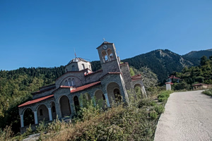 Πάσχα στο Ροπωτό: Παγκόσμιο φαινόμενο η εκκλησία που γέρνει πιο πολύ και από την Πίζα