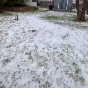 Ξάνθη: Ισχυρή χαλαζόπτωση «έντυσε στα λευκά» δρόμους και σπίτια (βίντεο)