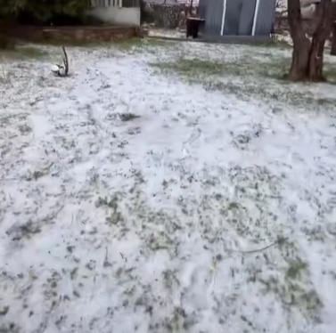 Ξάνθη: Ισχυρή χαλαζόπτωση «έντυσε στα λευκά» δρόμους και σπίτια (βίντεο)