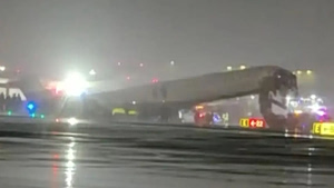 Νέα Υόρκη: Αεροπλάνο συγκρούστηκε με πυροσβεστικό στο αεροδρόμιο LaGuardia – Αναφορές για τραυματίες