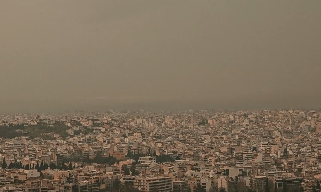 Βίντεο: Η αφρικανική σκόνη από τον Λυκαβηττό – «Θα επιμείνει και την Πέμπτη το φαινόμενο»