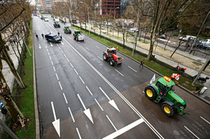 Οι αγρότες στην Ευρώπη πιέζονται από την εκτίναξη του αγροτικού ντίζελ λόγω της κρίσης στη Μέση Ανατολή