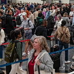 «Τρέλα», «χάος» στα αεροδρόμια των ΗΠΑ – Πράκτορες της ICE στέλνει ο Τραμπ