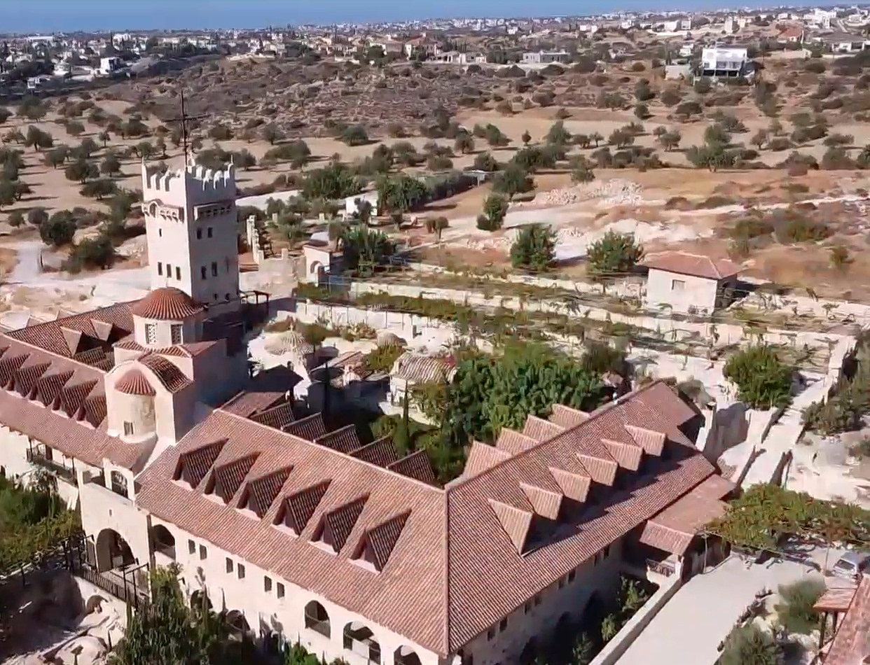 &Sigma;&epsilon; &kappa;&alpha;&tau;ά&sigma;&tau;&alpha;&sigma;&eta; &sigma;&upsilon;&nu;&alpha;&gamma;&epsilon;&rho;&mu;&omicron;ύ &eta; &Kappa;ύ&pi;&rho;&omicron;&sigmaf;: &Chi;&omega;&rho;&iota;ό &laquo;&phi;ά&nu;&tau;&alpha;&sigma;&mu;&alpha;&raquo; &tau;&omicron; &Alpha;&kappa;&rho;&omega;&tau;ή&rho;&iota; &ndash; &Alpha;&nu;&eta;&sigma;&upsilon;&chi;ί&alpha; &sigma;&tau;&omicron;&upsilon;&sigmaf; Έ&lambda;&lambda;&eta;&nu;&epsilon;&sigmaf; &phi;&omicron;&iota;&tau;&eta;&tau;έ&sigmaf;