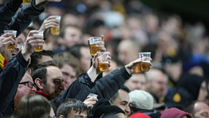 Πρόστιμο σε κυπριακή ομάδα για… κατανάλωση αλκοόλ στις εξέδρες