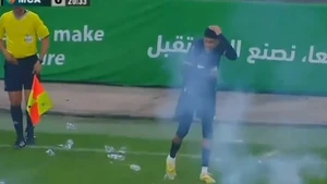 Κύπελλο Αλγερίας: Παίκτης πήγε να εκτελέσει φάουλ και του πέταξαν δυναμιτάκια (vid)