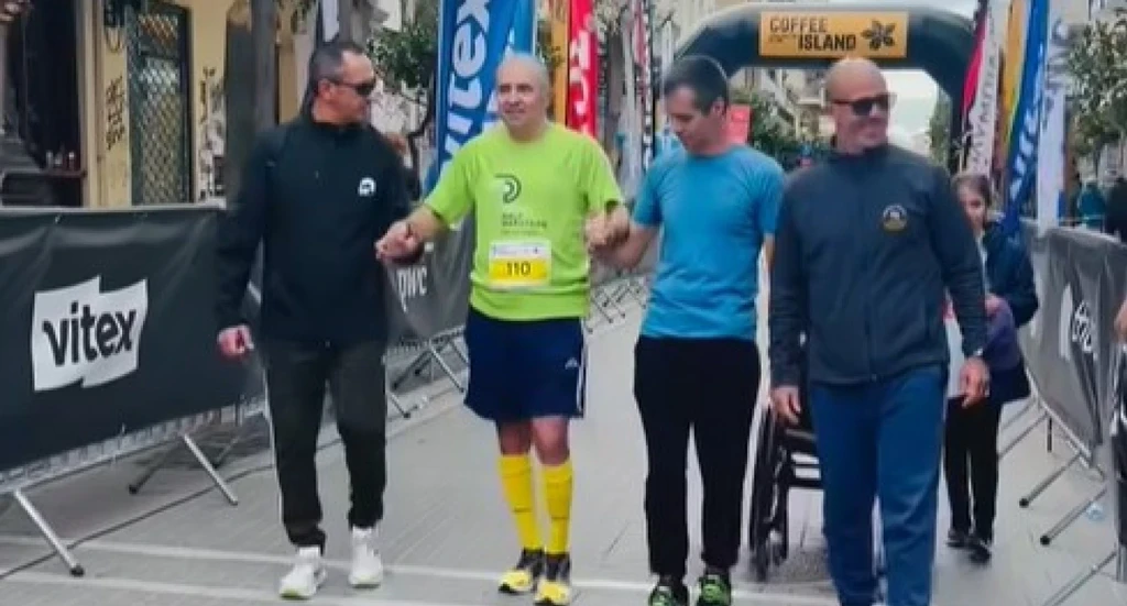 Συγκίνηση στην Πάτρα: Αθλητής ΑμεΑ τερμάτισε περπατώντας και αποθεώθηκε (video)