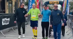 Συγκίνηση στην Πάτρα: Αθλητής ΑμεΑ τερμάτισε περπατώντας και αποθεώθηκε (video)