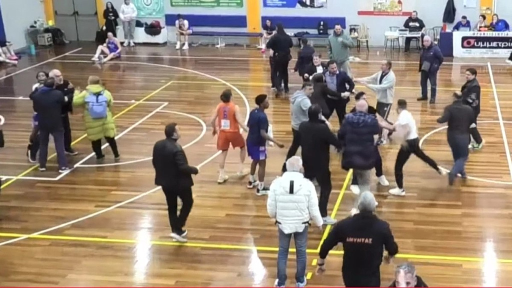 Χαμός στο Αμύντας – Ανόρθωση: Ένταση, ξύλο και «γαλλικά» (vid)