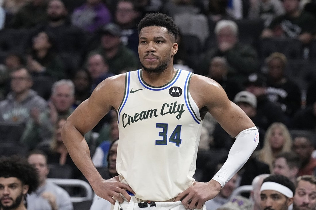 Η τσαντίλα του Γιάννη Αντετοκούνμπο μετά την ήττα των Μπακς: Ξέσπασε πάνω στη μπασκέτα (video)