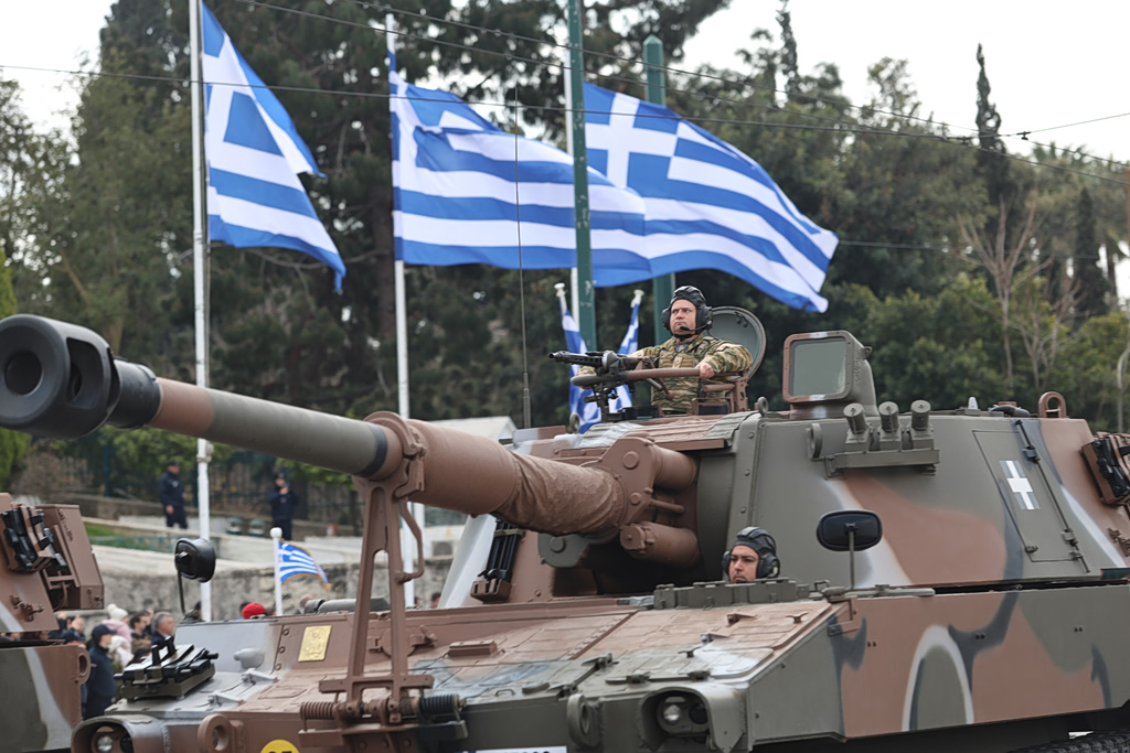 Παρέλαση 25ης Μαρτίου: Η εντυπωσιακή επίδειξη των Ενόπλων Δυνάμεων – Άρματα μάχης και πλήθος κόσμου στο Σύνταγμα