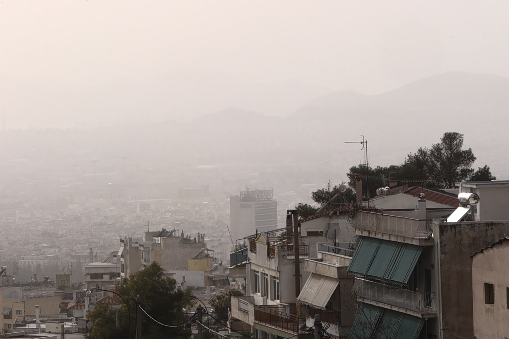 Σκόνη από τη Σαχάρα και λασποβροχές τις επόμενες ημέρες στην Ελλάδα – Ποιες περιοχές θα επηρεάσει